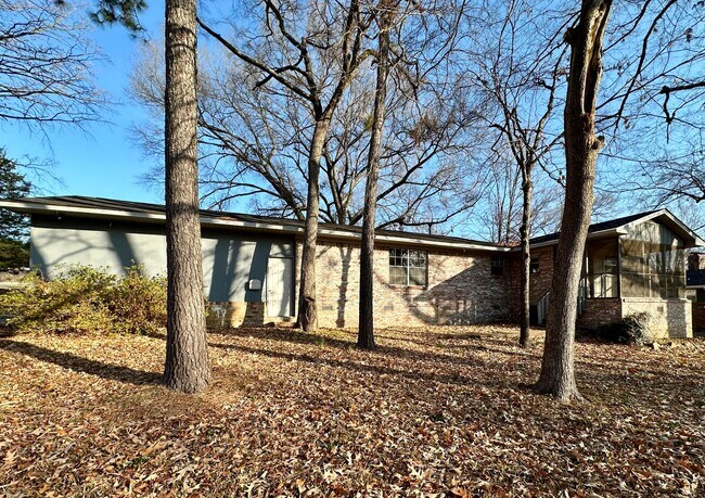 Foto del edificio - Come take a look at this house on the West side of Russellville.