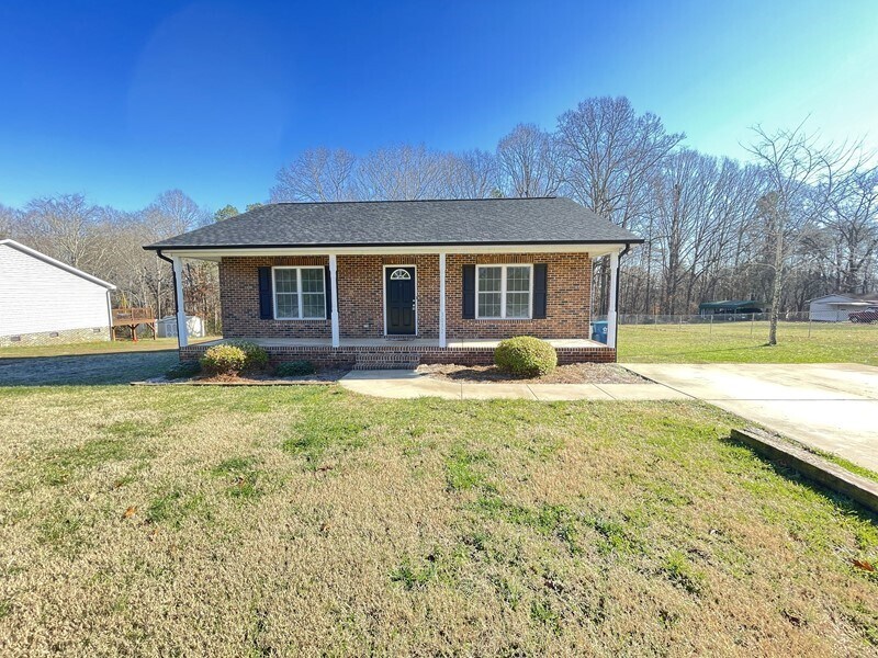 Primary Photo - Available July 10th, 2025! Super cute 3 be...