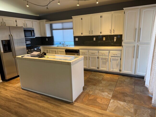 Foto del edificio - 2443 Avenida Flores