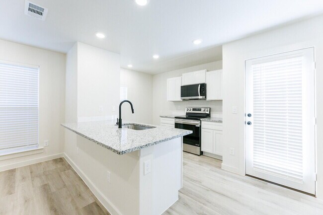 Foto del edificio - 6313 Volney Ave