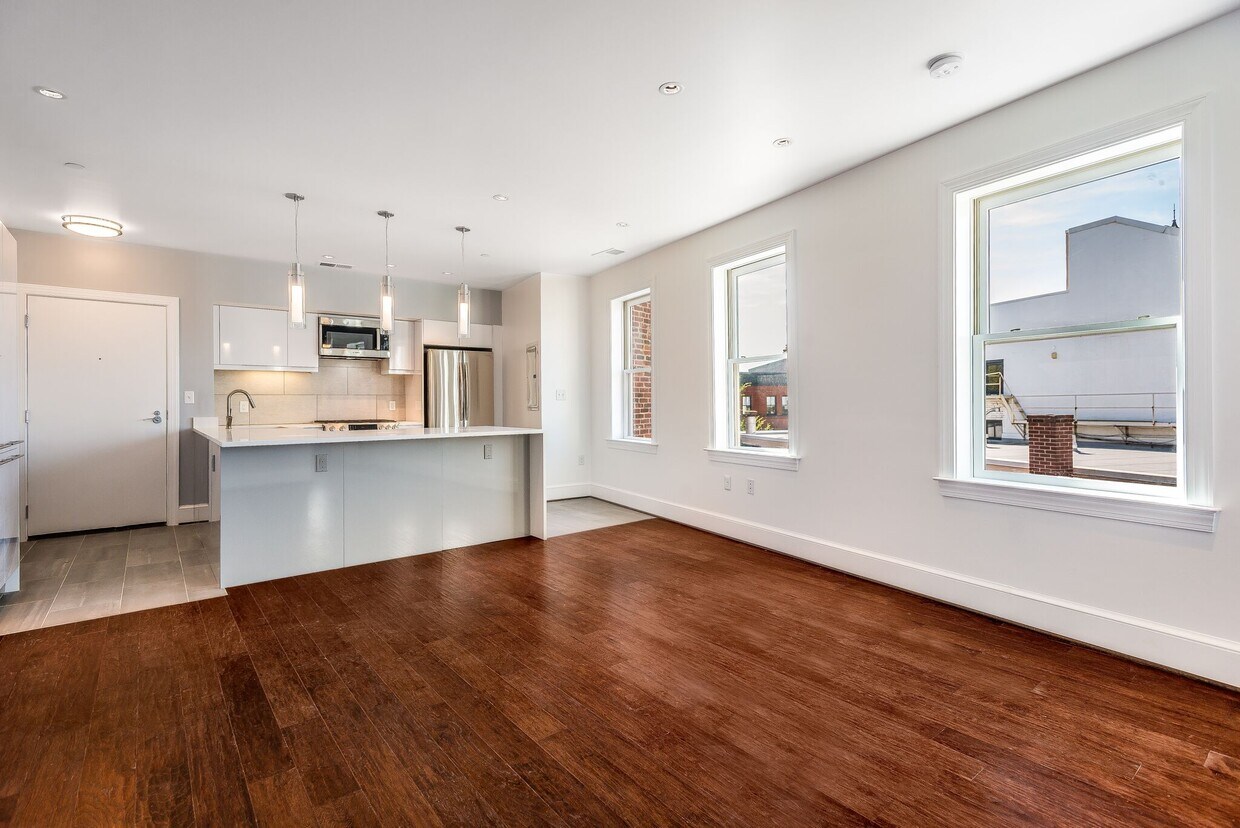 Kitchen & Dining Area - 1252 Wisconsin Ave NW
