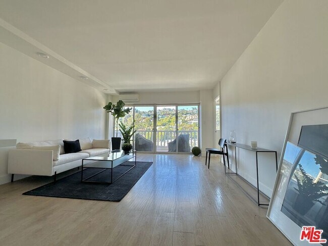 Foto del edificio - 999 N Doheny Dr