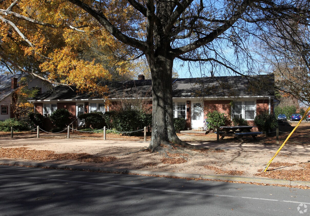 Building Photo - 416 W Cameron Ave