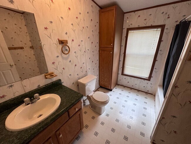 Building Photo - Great Family Rental in the Country!