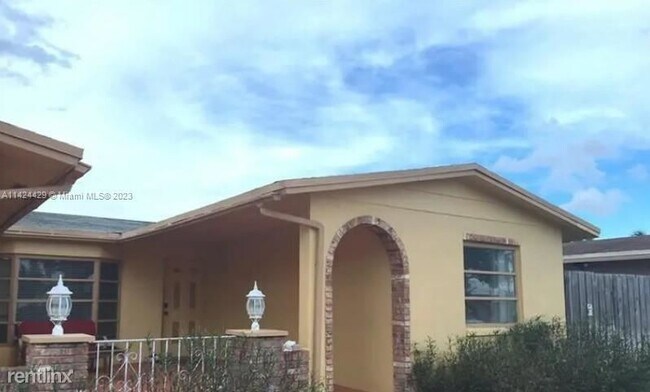 Foto del edificio - 4 br, 2 bath House - 9401 NW 20th St