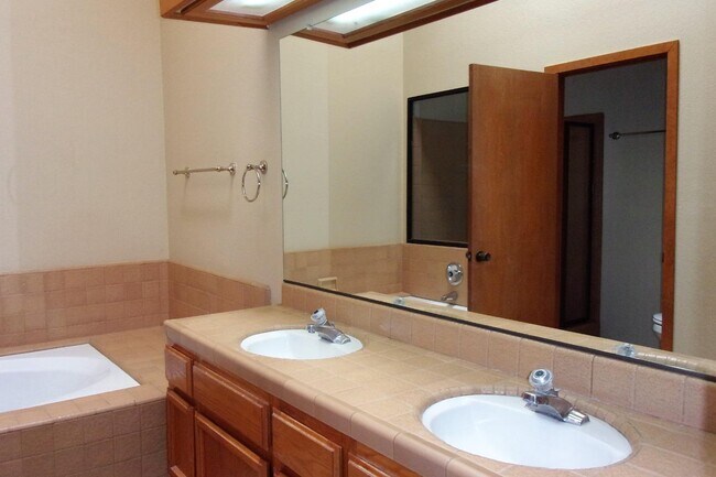 Foto del edificio - 3185 W Spruce Ave