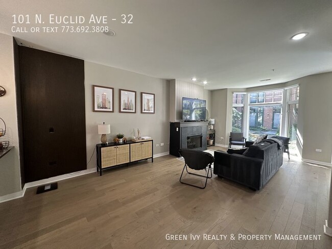 Building Photo - Gorgeous, Modern, Oak Park, 4-Level Townho...