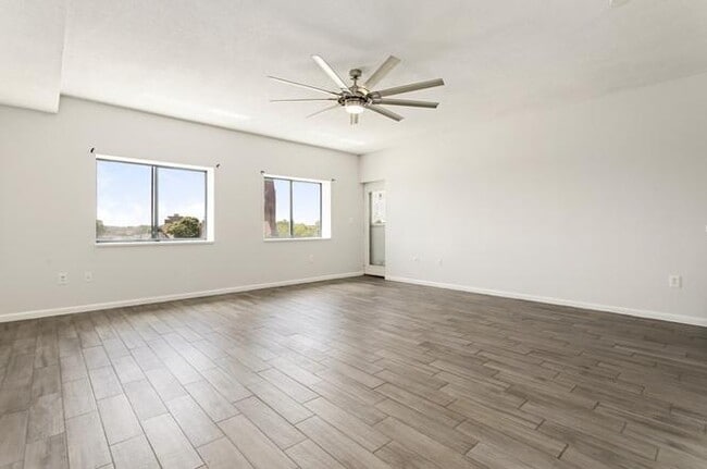 Building Photo - ComVILLE