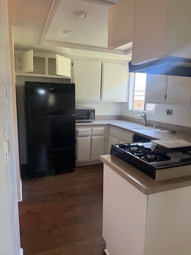 Building Photo - SPACIOUS AND BRIGHT 2 BED +2.5 BATH CONDO!...