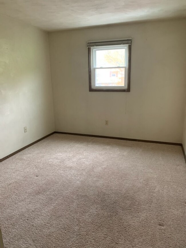 Foto del edificio - 2 Bedroom, Den, 1 Bath Apartment