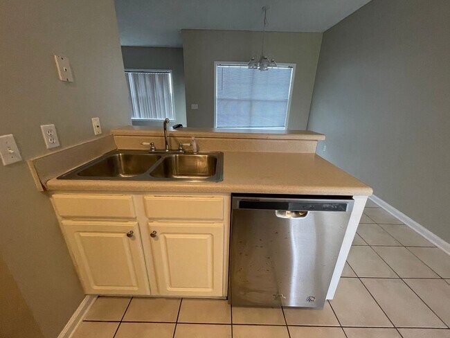 Foto del edificio - Courtyard Subdivision!!