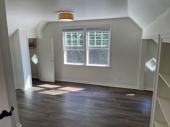 Building Photo - 1214 S Yakima Ave