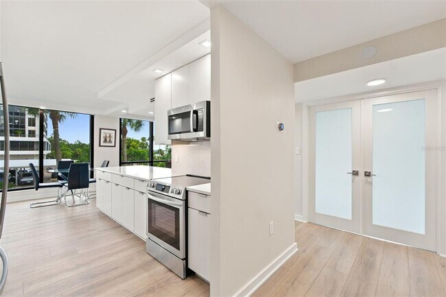 Building Photo - 707 S Gulfstream Ave