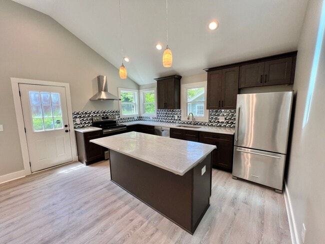 Building Photo - Fully Renovated 3 Bed, 2 Bath Home w/ Larg...