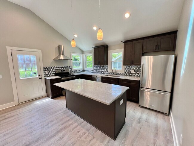 Foto del edificio - Fully Renovated 3 Bed, 2 Bath Home w/ Larg...