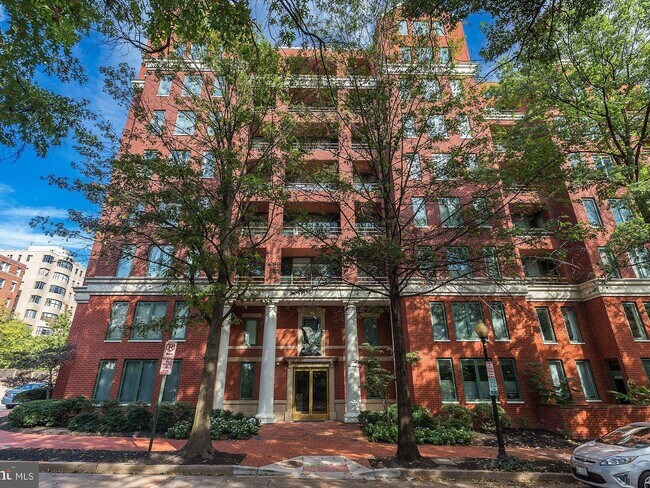 Facade - 955 26th St NW