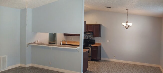 Building Photo - 5859 Sun Farm