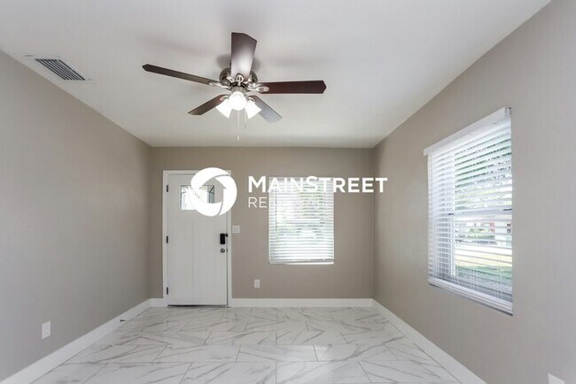 Foto del edificio - 4 Bedroom Pet-Friendly Home in TAMPA, FL with Main Street Renewal
