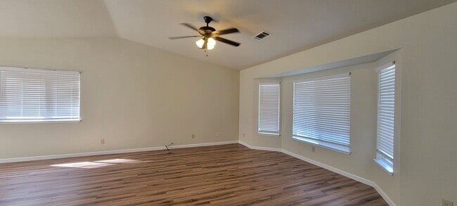 Building Photo - Updated Home on the Westside