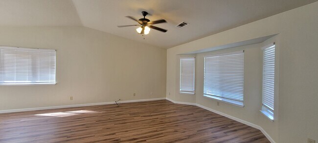 Foto del edificio - Updated Home on the Westside
