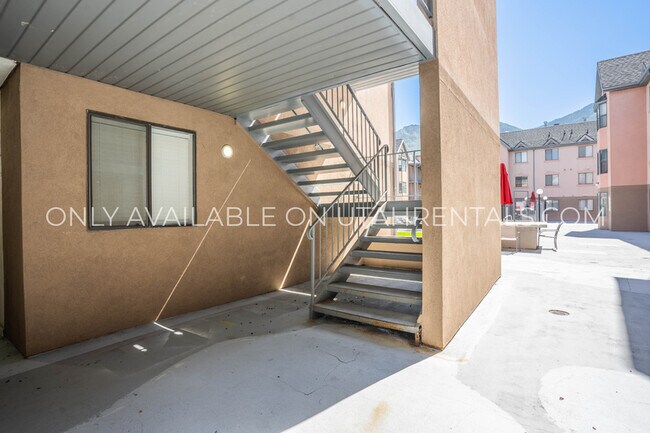 Building Photo - 850 N University Ave