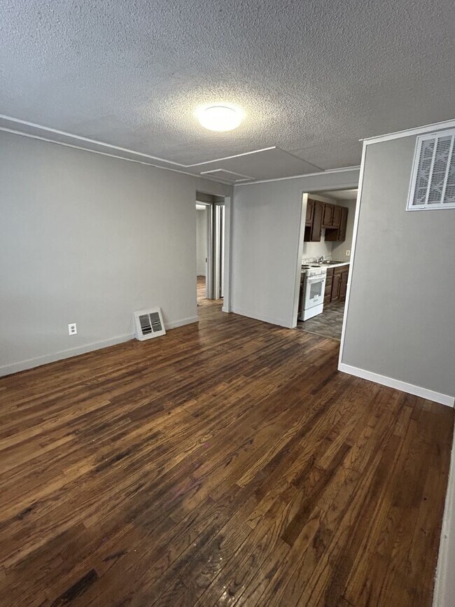 Foto del edificio - PRICE DROP!  NEWLY Remodeled Nice 3 bedroom 1.5 bath HUGE Fenced in back yard.