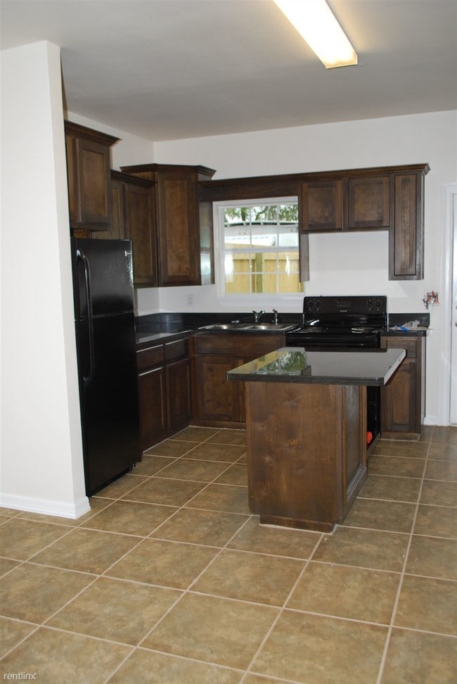 Building Photo - 2 br, 1.5 bath Townhome - 115 Adelita St