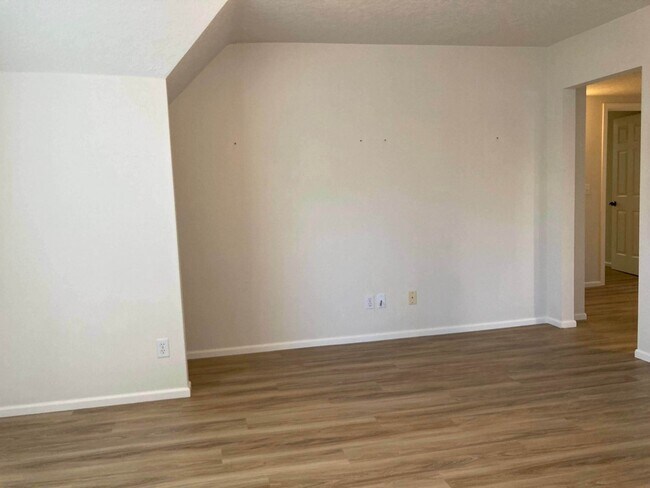 Building Photo - 3 br, 1 bath House - 777 W 10th Ave  B