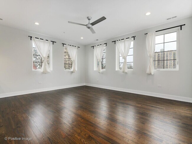 Building Photo - 1400 E Hyde Park Blvd