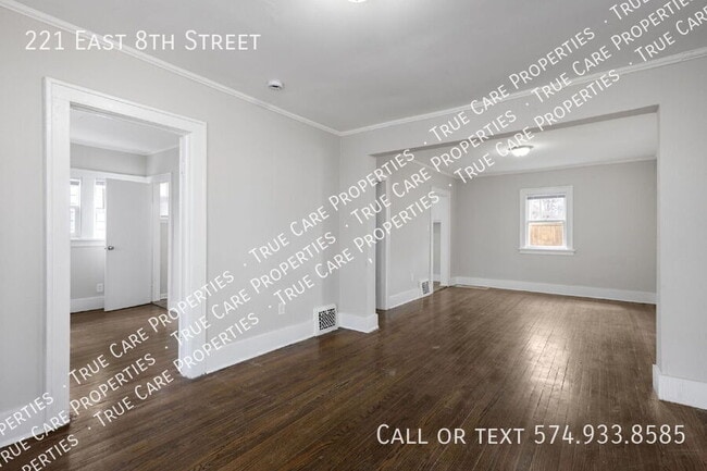Foto del edificio - 221 E 8th St