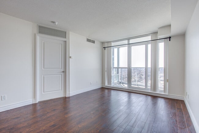 Photo du bâtiment - 4968 Yonge St
