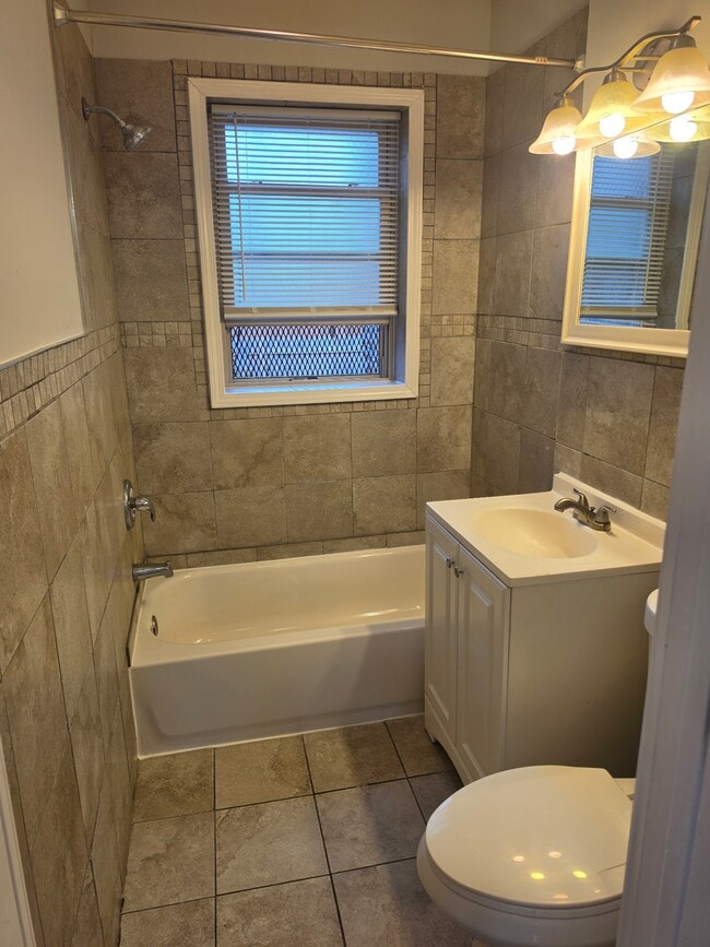 Building Photo - 1142 W 84th St