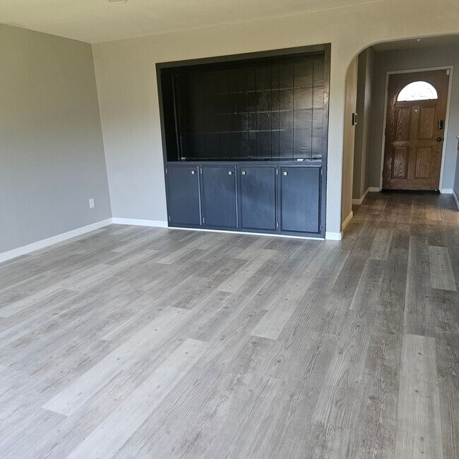 Building Photo - Beautifully Updated Family Home Near Memorial Hospital