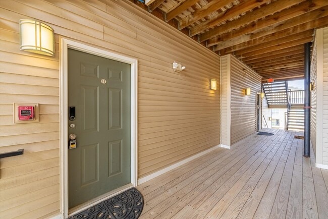 Building Photo - Luxurious Condo Living in Gated Stonegate ...
