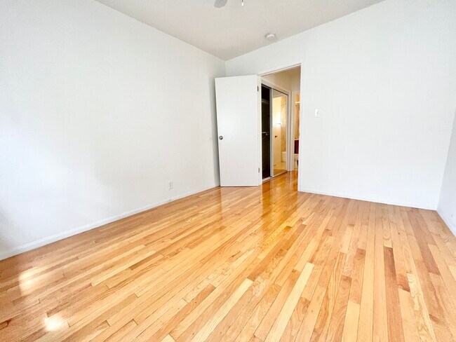Building Photo - 4971 1/4 Franklin Ave Los Angeles, CA 90027