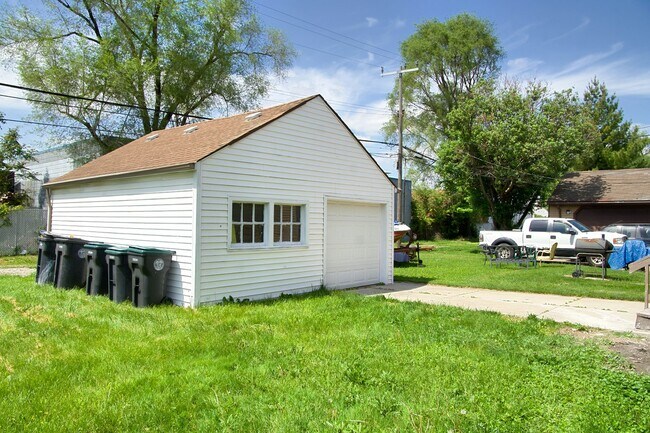 Building Photo - 17537 Clarann St