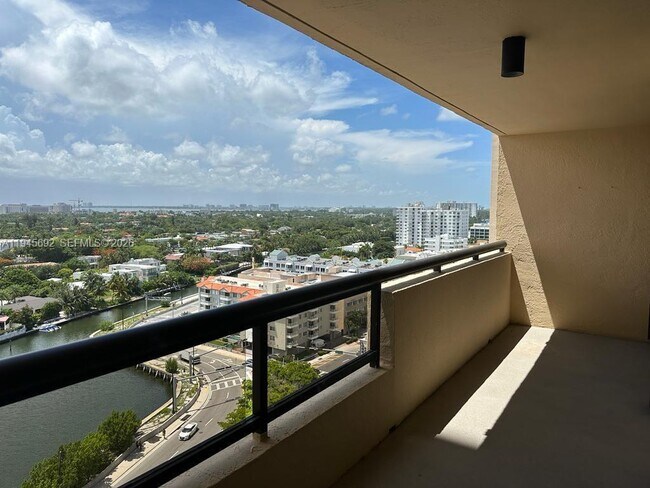 Foto del edificio - 2555 Collins Ave