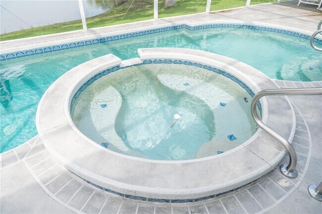 Foto del edificio - 714 Bay Hill Ct