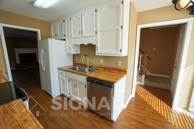 Building Photo - 413 Jamestown Manor Dr