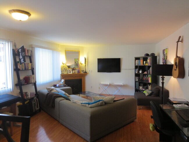 Sala de estar - 832 N Hayworth Ave