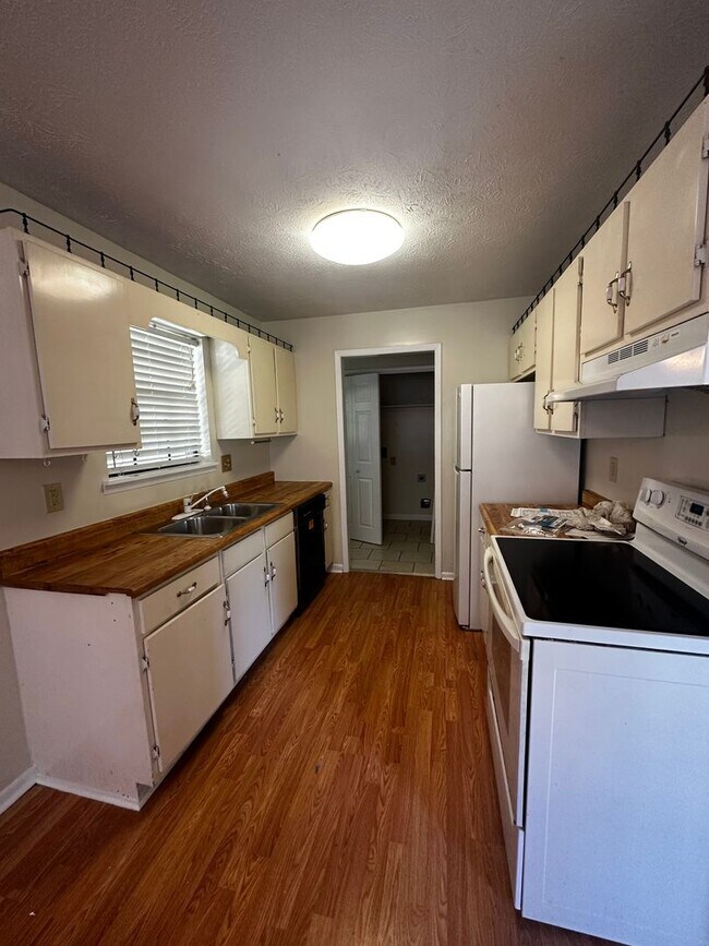 Building Photo - 1618 Circle Dr