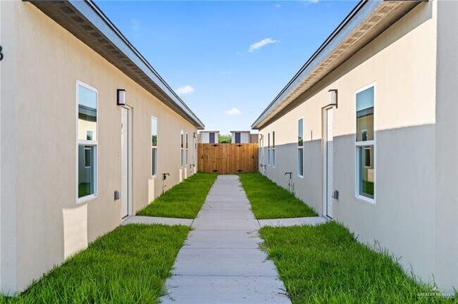 Building Photo - 2713 Brookside Bend St