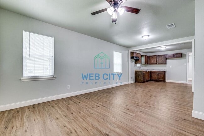 Building Photo - 405 Viaduct St