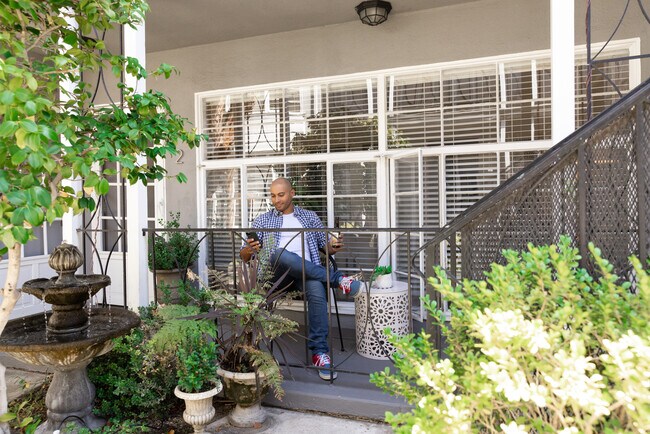 Foto del edificio - 1119 N Sweetzer Ave