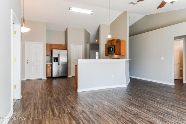 Foto del edificio - 6639 Leslie Oaks Ln