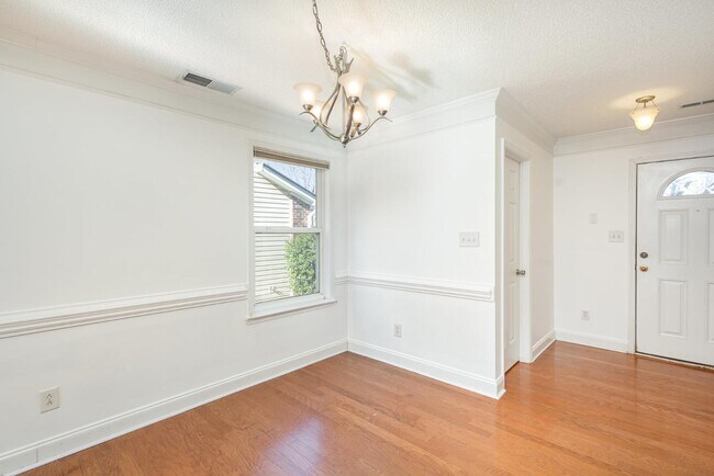 Foto del edificio - 13716 Riding Hill Ave
