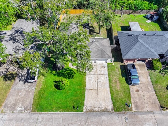 Building Photo - 10126 Pine Moss Dr