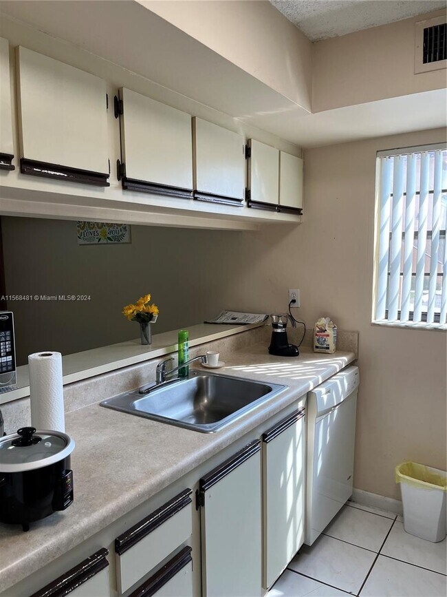 Foto del edificio - 18250 Mediterranean Blvd