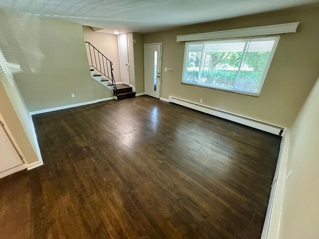 Building Photo - 3 Bedroom ~ Clintonville