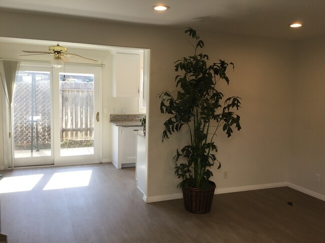 Dine-in area photo 2 - 631 S Glassell St